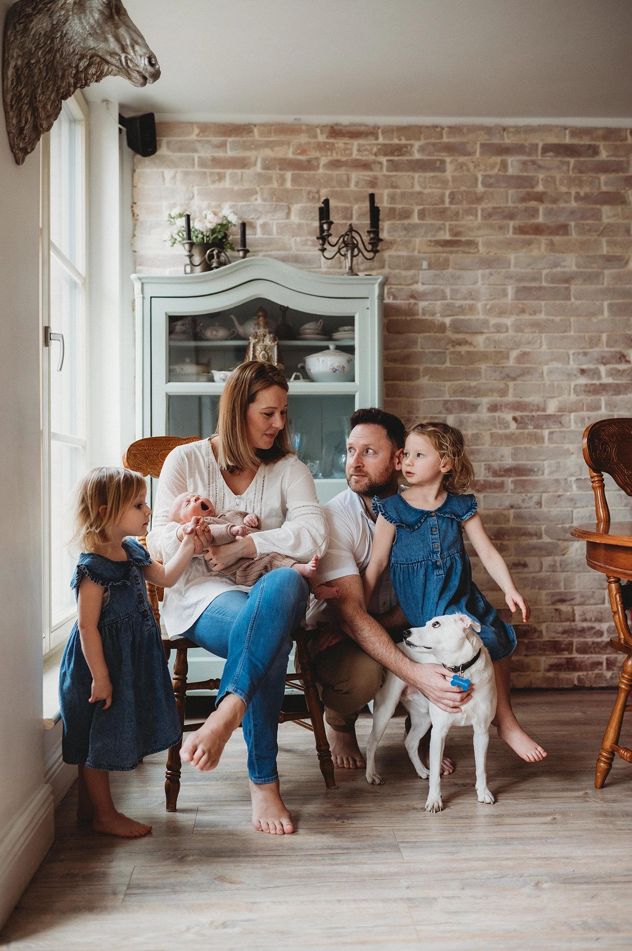 Rodzinna sesja noworodkowa w domu – rodzice, noworodek, rodzeństwo i pies w Krakowie