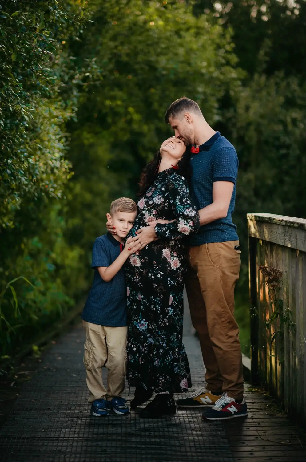 Rodzinna sesja ciążowa w plenerze – przyszła mama z tatą i dzieckiem w Krakowie