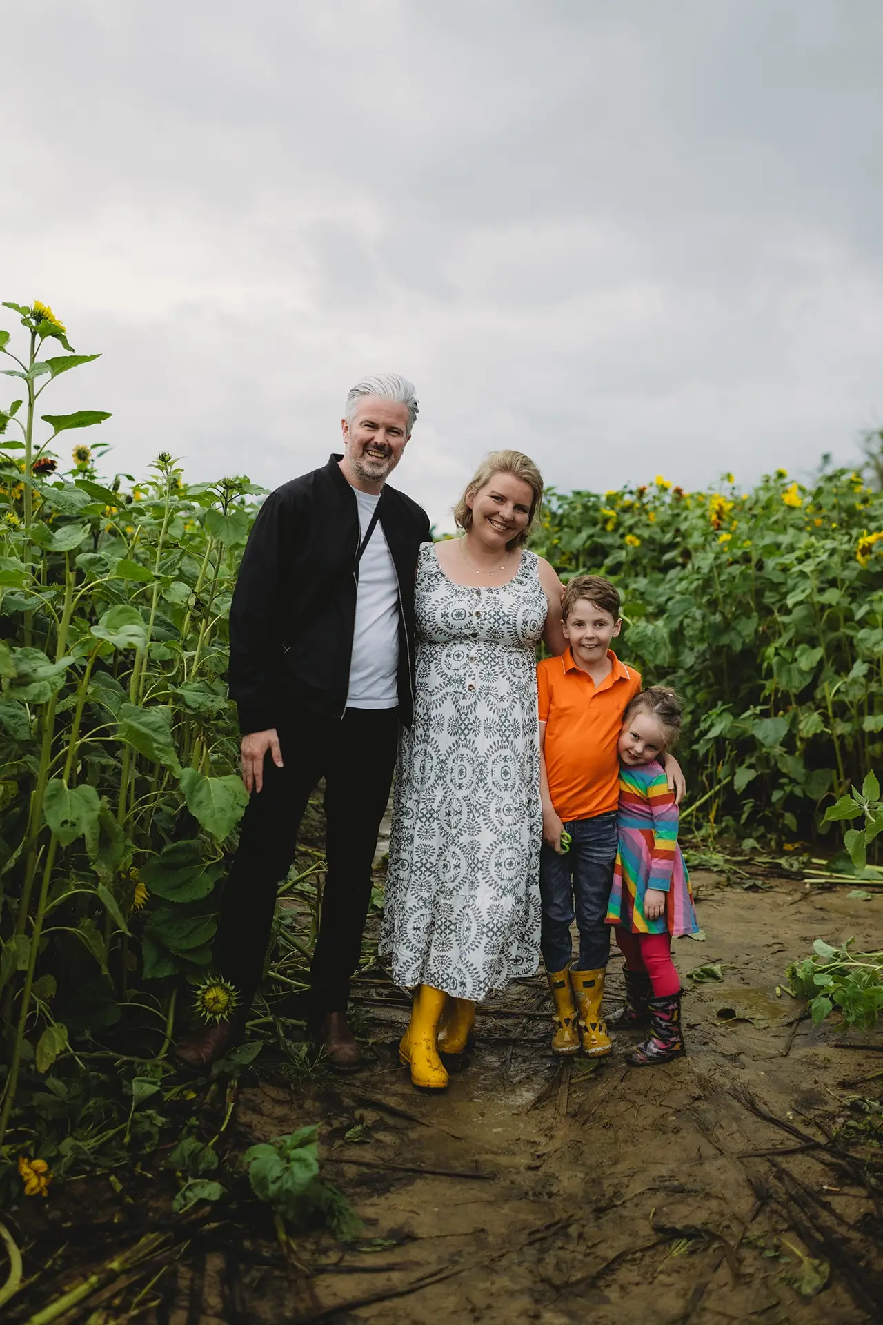 sesja rodzinna w słonecznikach - portret rodzinny w plenerze